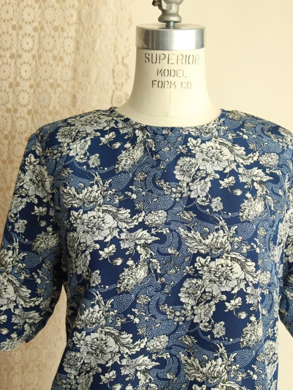 Vintage 1990s Blouse, Norton McNaughton Blue And White Floral Print Top, Keyhole - Picture 3 of 11
